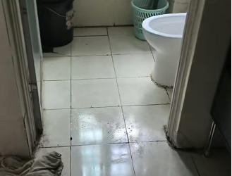 卫生间漏水到楼下怎么处理？快速止损与维修方案指南